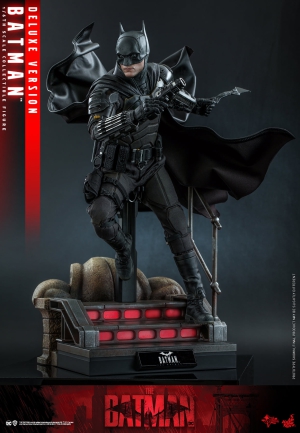 Preview: Hot Toys The Batman Figure and Bat-Signal - The Batman